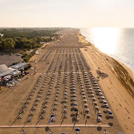Relaxing With Private Garden Near The Sea Апартаменты Бибионе